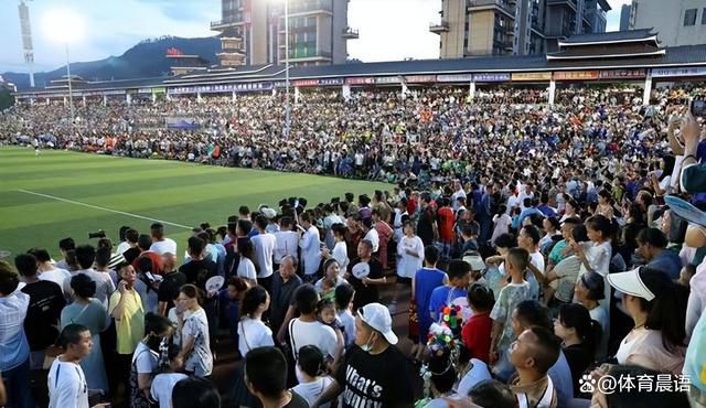 在香港建筑已被藤蔓遍布的末世场景中，古天乐驾驶高科技型战机执行任务，还与刘嘉玲就行动计划发生争执